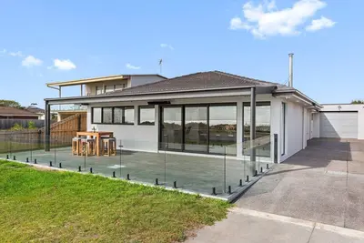 Image de Portarlington Beach Retreat, A modern home across from the water