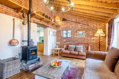 Image de Elms Barn - Six Chambres Maison, Couchages 12
