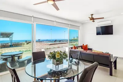 Image de Dog-friendly oceanfront villa with pool access, rooftop patio, full kitchen