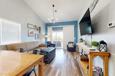 Image de Well-equipped condo with on-site golf, pool, athletic courts, & smart TVs