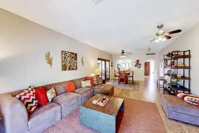 Image de 1st-floor condo with heated pools & game room - walk to pickleball & dining