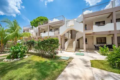 2nd-floor condo near El Coco Beach with outdoor pool, balcony, Ac, & rooftop