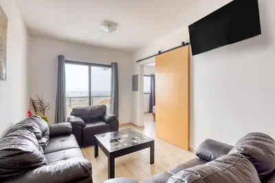 Image de Ocean view condo with scenic balcony, well-equipped kitchen, internet, & W/D