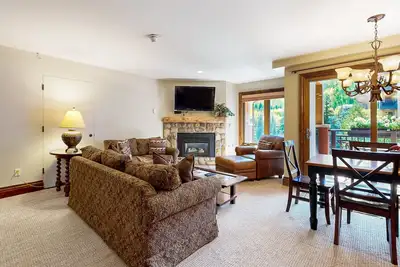 Image de Mountain condos at ski-in/out property - outdoor pool, hot tub, balcony view