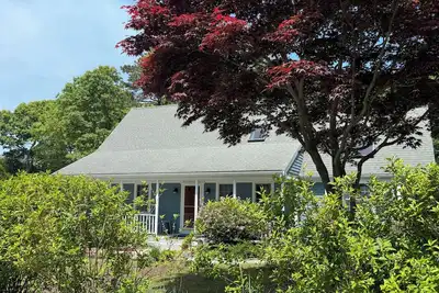 Image de Cape house in charming Mashpee walking distance to John’s Pond.
