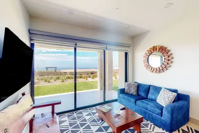 Image de Ground-floor condo with ocean view, pool, gym, hot tub, & washer/dryer