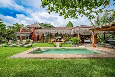 Image de Tranquil retreat with amazing views of rainforest & ocean, pool, rooftop balcony
