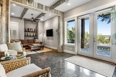 Image de Huge luxury villa with lake views, outdoor kitchen, alfresco patio, bunk room