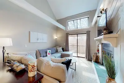 Image de Two Okemo condos - ski-in/ski-out - pool, fast WiFi, washer/dryer