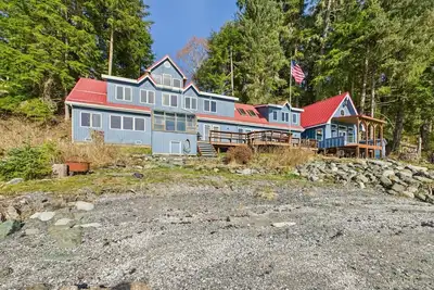 Image de Oceanfront | 7br w/ Firepit, King Beds & Whales