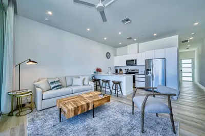 Image de Sunset Point: Chic Meets Luxury, Sophisticated Style Meets Ocean Serenity