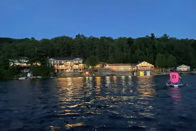 Image de This villa is a 7 bedroom(s), 5. 5 bathrooms, located in Coe Hill, Ontario.