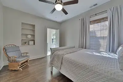 Image de New! Highland Park Gem w/Hot Tub and Bbq