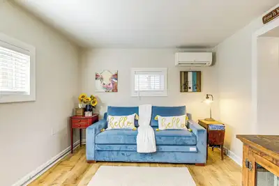 Image de 4 Mi to Shops & Dining: Bright Lexington Studio!