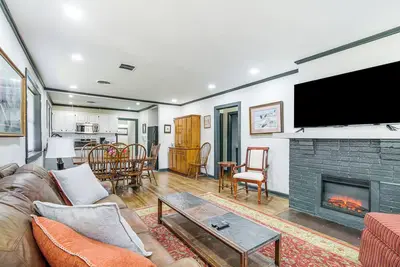 Image de 4 Mi to Beale Street & FedExForum: Home w/ Yard!