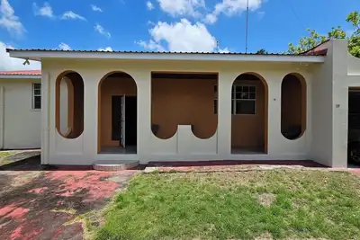 Image de Beautiful and Cozy 3 Bedroom Home in walking distance to the beach and shops!