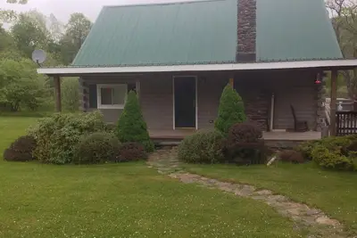 Image de Charming 2-bedroom cabin with Hot Tub, Wifi, and all amenities!