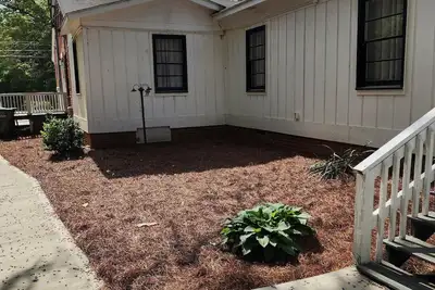 Image de City Charmer Cottage- 3-bed, 2 bath- 1000sf apartment in downtown Wilson-Unit B