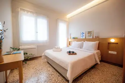 Image de Stylish Athenian Suite Near Acropolis - Balcony • Ac • Walk to Everything!