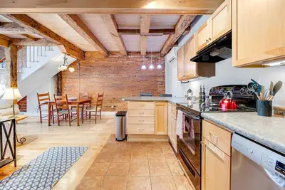 Mariner's Loft on Main St - Right Downtown!