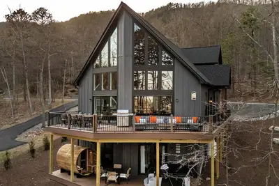 Image de Wanderlust Villa – Spacious Mt cabin w/ Game room, Hot tub and Karaoke nights!