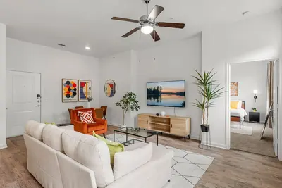 Image de Stylish 2br Apartment! Pool, Gym & Prime Location Near Downtown & Airport