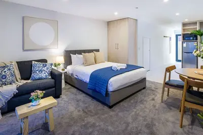 Image de City-Fringe Gem • Chic Studio in Prime Location