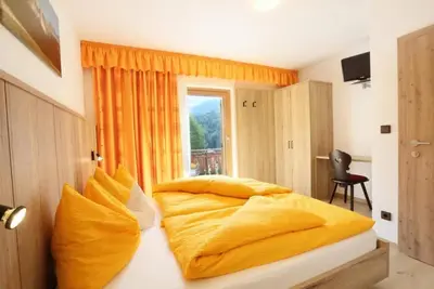 Image de Chambre 'Veltierhof 1' avec vue sur les montagnes, terrasse privée et Wi-Fi