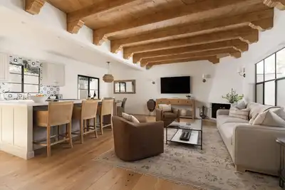 Image de Experience luxury at Cabana de Laurel in Montecito, a serene cottage for four.