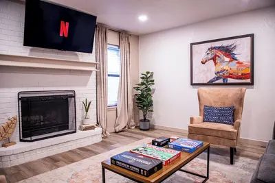 Image de Boomer Base – Cozy Stay with King Bed Near Ou