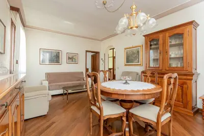 Image de GuestHost - Wonderful apartment of about 80 square meters, able to accommodate 5 people, located on the first floor of a villa without a lift (with internal and external steps). The property is located in the heart of Venice Mestre, in a quiet and well-se