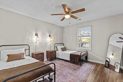 Image de Sunwoven Townhouse half a mile to downtown!