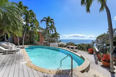 Image de Steps away from the property infinity pool overlooking the nearby keys