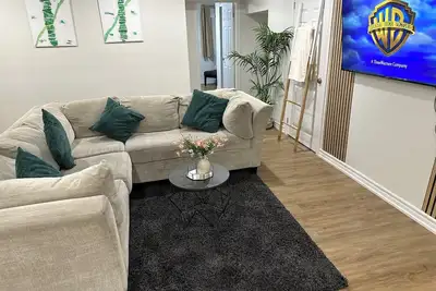 Image de \"Modern & Bright 2br Retreat in Pickering – 12 mins from Waterfront! \"