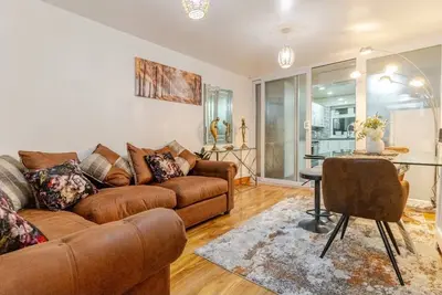 Image de Smethwick - House - Sleeps 8 - Parking