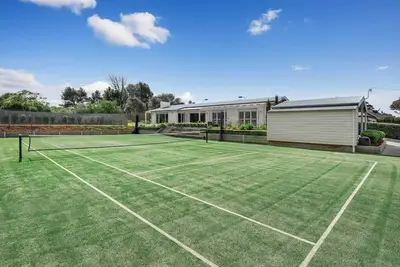 Image de Resort-style 4-bedroom, tennis court, pool, spa, gardens, alfresco in Portsea