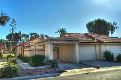 Image de 3 bed 2 bath on golf course, walking distance to Coachella. Heated pool/jacuzzi.