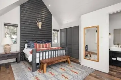 Image de Amazing 4 bedroom 4. 5 bath Hot Tub, Fire Place!