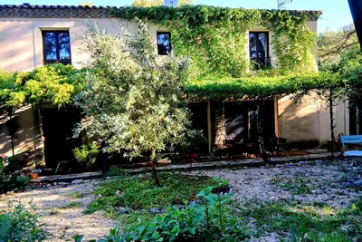 Image de maison de caractère proche du centre sur un terrain arboré de 2000 m2 très calme