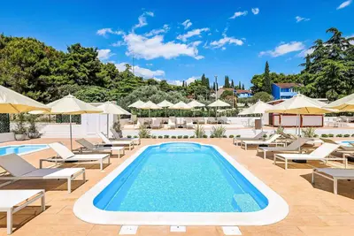 Image de Confortable appartement avec climatisation, piscine, Wifi, Tv, terrasse et animaux admis
