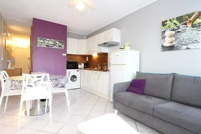 Image de T1 rénové avec goût, proche Thermes, avec WiFi