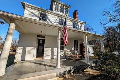 Image de Historic Farmhouse 30 minutes to Dc / Annapolis. 4br Large and Inviting, Zipline