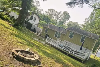 Image de Relaxing Getaway w/outdoor fire pit, Outdoor deck, game room and near Airport