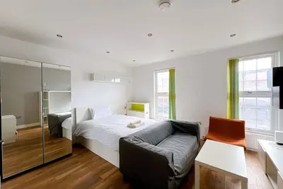 Image de Cosy Studio with Convenient Access to Town Center | Pass the Keys