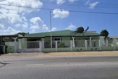 Image de Charming 2 bedroom spacious house centrally located property to enjoy and relax.