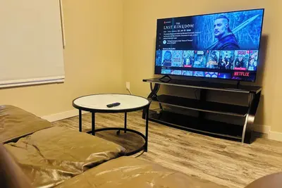 Image de Main Floor Private 1-Bedroom Suite with Parking