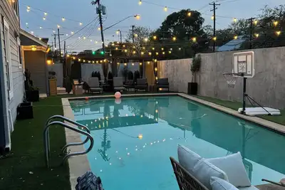 Image de Huge pool, massage chair, ping pong, outdoor kitchen, fire pit, new cozy beds,