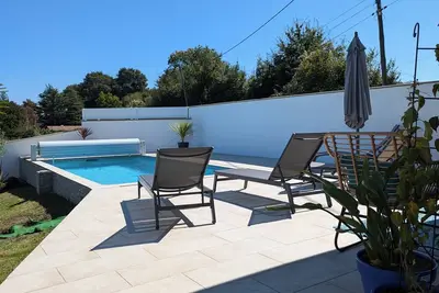 Image de Maison avec piscine chauffée, idéal pour les familles