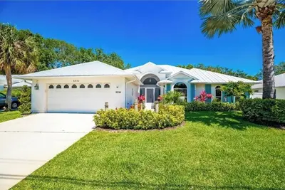 Image de 3-bedroom house with inground\n Pool and dock\n\n in lovely Sebastian