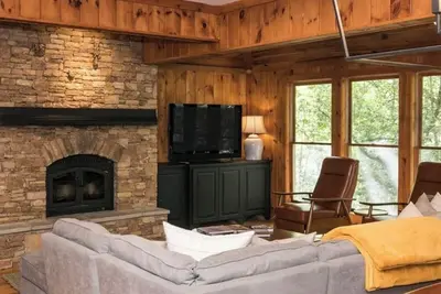 Image de Luxury Creekside Lodge on Lake Burton – Walk to Marina